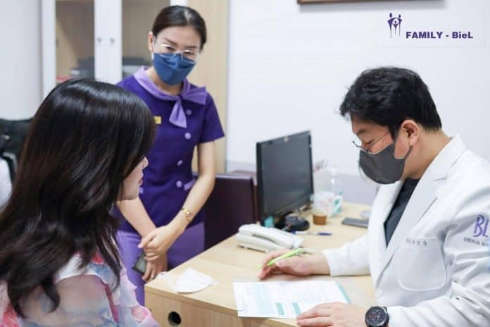 Cận cảnh khách hàng tư vấn nâng mũi với bác sĩ Hàn Quốc tại Trung tâm Thẩm mỹ Gia Đình