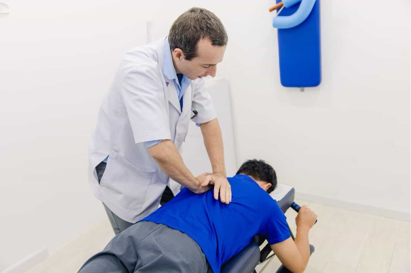 Điều trị đau thần kinh tọa bằng phương pháp Chiropractic 